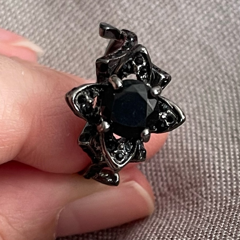 Hot Topic Oxidated Silver Ring with Faceted Black Stones